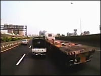 これは酷いドラレコ動画。幅寄せにブチギレた車が仕返しをして大惨事にｗ