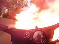 公道レースで炎の中を突っ切る事になってしまったバイクのオンボード映像。