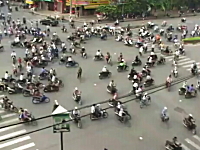 バイク多すぎｗｗｗ渡りきれる気がしないベトナムの交差点。これはカオス。