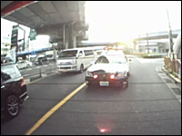 間違いやすい所で取り締まりを行うパトカーの映像。交通違反検挙の瞬間。