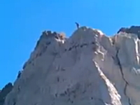 絶壁ダイブ。高さ120フィートの崖の上からダム湖に向かって飛び込む男子。