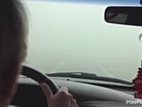 無茶するばーちゃん。深い霧で視界ゼロの中を車で突っ切ったら事故るだろｗ