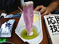 海外サイトで日本の不思議なお菓子と紹介されていた「グミビューンブドウ味」