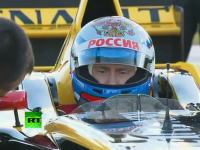 完璧超人プーチン首相がルノーF1マシンをドライブし240km/hに達するｗｗｗ