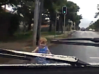 無責任な母親。横断待ちで子供を道路に飛び出させてしまう⇒ドーン！車載