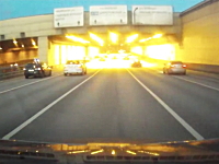 右から！左から！トンネル内で一つの車線を取り合った二台の車がドーン！