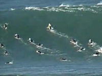 あまりにも大きすぎる波に挑んだサーファーが波に飲まれて昏睡状態に・・・。
