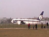 ボーイング767の胴体着陸で一般の人が撮影した大迫力の映像が上げられる