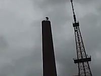 中国の煙突の壊し方を撮影した映像が面白い。上からトンカチで順番に壊す