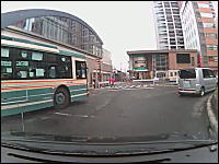 これはどっちが悪い！？バスと乗用車の事故動画。ひばりヶ丘駅ロータリー