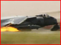 ハリアー（攻撃機）が着陸に失敗し炎上　パイロットはギリギリで脱出成功！
