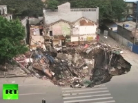 中国。地面が突然陥没して３階建ての建物が飲みこまれてしまう。アイヤー。