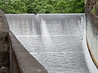 外人流ダムの楽しみ方。排水溝をボディボードで滑り降りる。ダムスライド