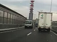 阪神高速12号守口線を逆走しているトラック。どうやったら間違うんだよ？