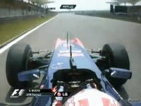 F1でありえない事故発生　上海GPフリー走行中に突然タイヤ2個が吹っ飛ぶ映像