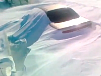 吹雪で高速道路の車が埋まってしまっている映像。車内に取り残された人の姿も・・・。