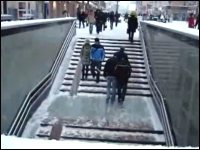 ツルツル動画。誰もがズッコケでしまう地下鉄の階段。これは教えてやれよｗ
