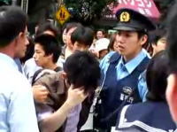 秋葉原でＪＫの下着を盗撮した青年が群集に包囲され警官に連行される