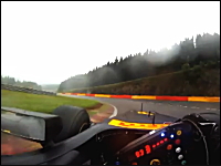 F1ドライバーの視界。目の位置に小型カメラを取り付けて走行してみた動画。