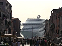 これはデカすぎワロタ。豪華客船とヴェネツィアの街並み。MSCディヴィーナ号