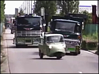 昭和のトラック愛好家たちがトラックでスラローム走行。もしかして自家用？ｗ