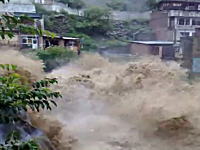 荒れ狂う川。パキスタンで過去80年間で最悪の洪水　悲惨な現場の映像
