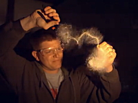 ガラスの水滴で作られたオブジェに少しの衝撃を与えると爆発する。実験。