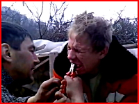 見てるだけで痛い。ペンチで強引に歯を抜くロシア人男性のビデオがぎゃああ