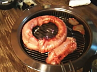 韓国料理「生ウナギの踊り焼き」がすごい(@_@;)網の上で大暴れする食材。