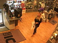 オスロの爆弾テロ事件の爆発の瞬間を捉えた店内監視カメラの映像。