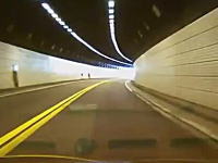 ドライブレコーダー。不運すぎる事故の映像。トンネル内のカーブで正面衝突