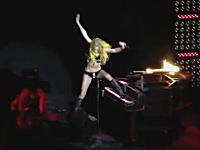 カッコ悪いガガ動画。ライブでずっこけても歌い続けるレディー・ガガさんｗ