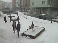 雪の重みで歩道が崩壊。歩いていた学生が呑み込まれる監視カメラの映像