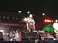 中国人の民度。北京でライブに出演した日本のバンドに物が投げられまくる。