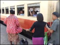 これはデンジャラス。死の危険性すらある電車の乗車方法。ミャンマー（ビルマ）