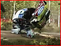 なぜそんな所にカメラが？WRCラリー・フィンランドでの激しいクラッシュ映像