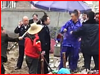 一撃必殺。違法建築の調査にやってきた検査官を農具で殺害。中国動画。