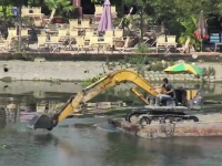 KOMATSUがベトナムで意外な使われ方をしていた。サイゴン川をすいすい