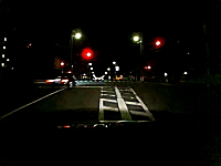 夜道を猛スピードで逃走するセルシオ。信号無視！それを追うパトカー。