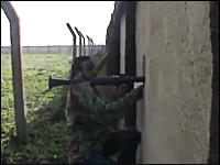 小窓からRPGを発射しようとしていた反乱軍の兵士が狙撃される瞬間。シリア