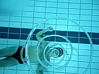 バブルリングの達人。連続輪っかが美しい水中ビデオ。ポワッ！クルクル。