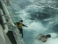 日本の巡視船が荒波のなか漂流していた中国人を救出する瞬間の映像