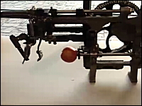 古い機械は楽しい動画。レトロなリンゴの早剥きマシンを実際に動かしてみた