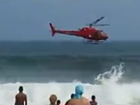 海水浴客で賑わうビーチにヘリコプターが墜落。その瞬間を捉えたスクープ映像