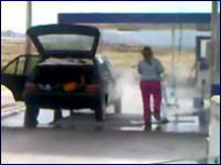 ゆとり？ｗｗｗ ガソリンスタンドで車の中まで洗車しちゃう女性の映像。