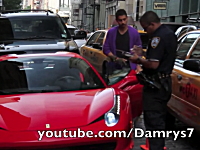 路駐していたフェラーリ乗りの兄ちゃんが警官にボコられる映像。Ferrari 458