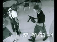 コロンバイン高校銃乱射事件 悲惨な現場を捉えた写真スライドショー
