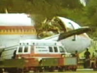 アロハ航空ボーイング737の事故映像　乗員１名が外に吸い出され死亡。
