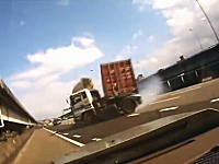 事故った後にコンテナを積んだトレーラーが横を向きながら迫ってくる動画。