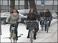 雪道でもお構いなしに自転車に乗る雪国の人たち動画。オランダユトレヒト